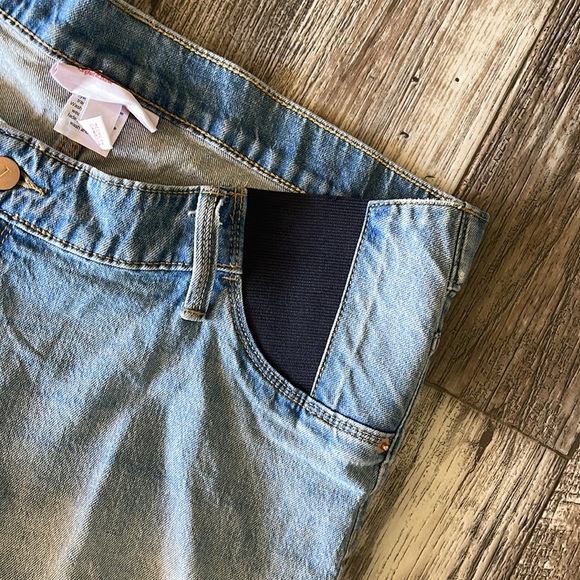 Isabel Maternity MIDI Expandable Side Panels Shorts, 8/29 - Picture 4 of 9